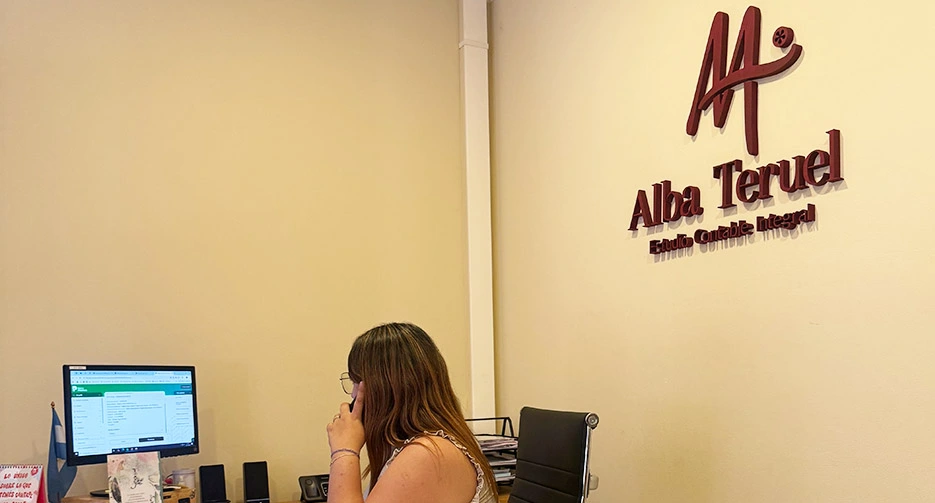 Atención al cliente en la oficina de Alba Teruel Estudio Contable