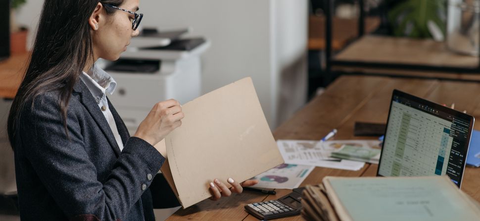 Ganancias y Bienes Personales 2025 – asesoramiento contable Profesional contable revisando documentación en una oficina