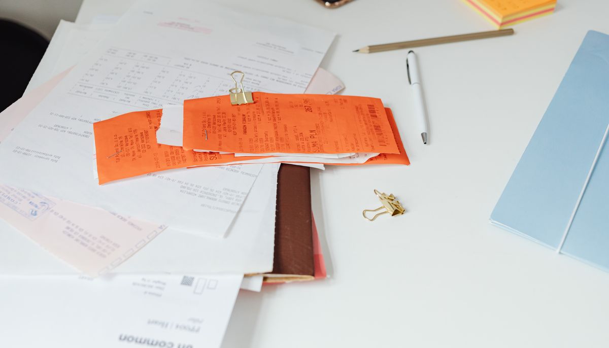 Factura A B o C cual emitir – comprobantes ARCA escritorio contable Facturas y documentos sobre un escritorio con calculadora, contexto de facturación y comprobantes ARCA