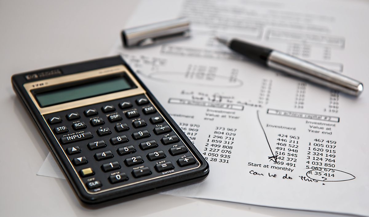 Calculadora y documentos sobre un escritorio, gestion del domicilio fiscal electronico en ARCA