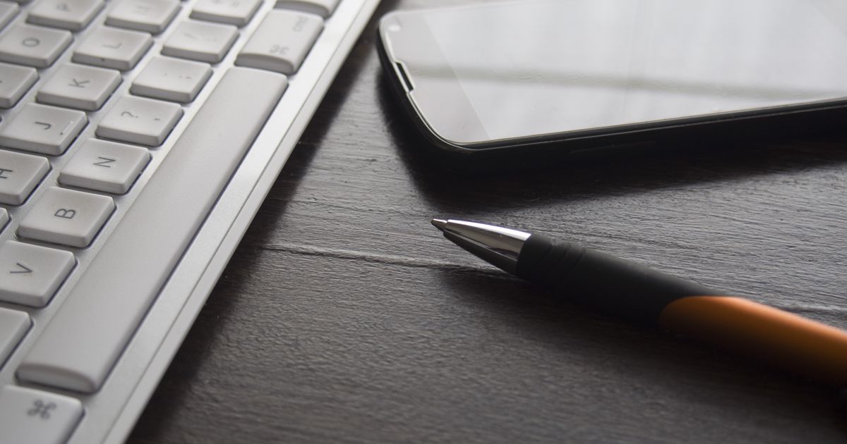 Escritorio de oficina con computadora, calculadora y documentos contables