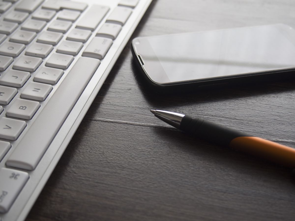 Escritorio contable con calculadora, computadora y documentos para revisar el saldo a favor de IVA de una pyme